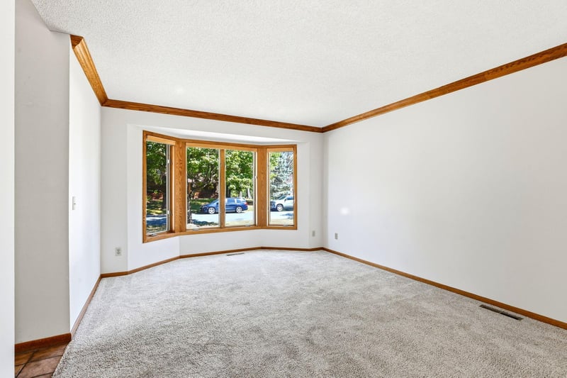 4690 Parkridge Dr, Eagan, MN 55123