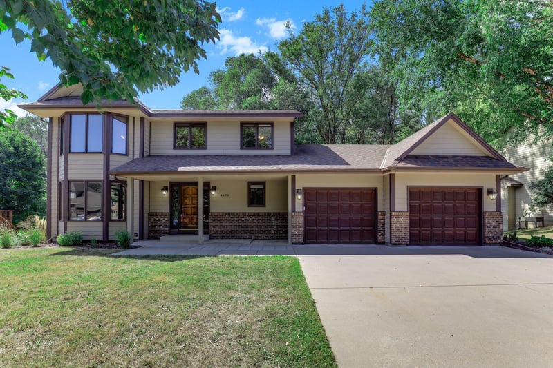 4690 Parkridge Dr, Eagan, MN 55123