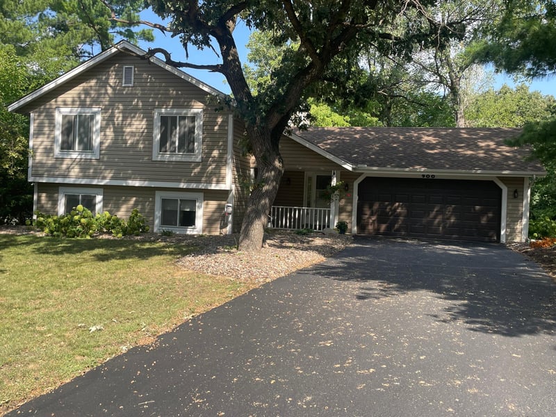 900 Lacota Ln, Burnsville, MN 55337
