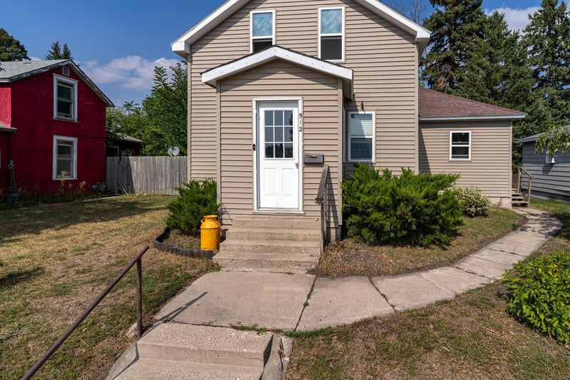 512 6th St W, Crookston, MN 56716