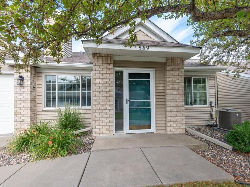 569 Mission Hills Dr, Chanhassen, MN 55317
