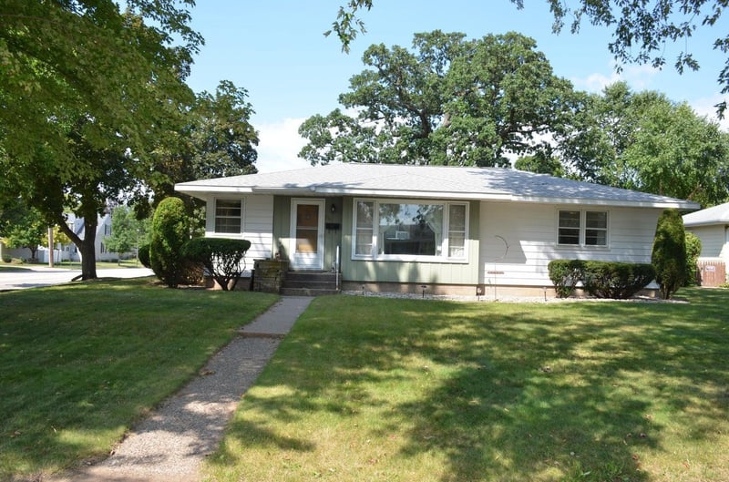 414 S 8th St, La Crescent, MN 55947