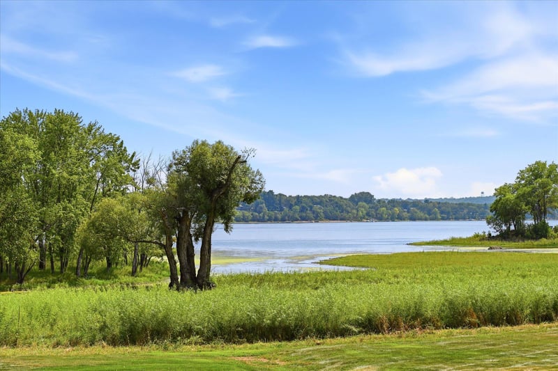 489 Mariner Dr, Bayport, MN 55003