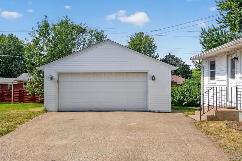 2142 Garnet Dr, Eagan, MN 55122