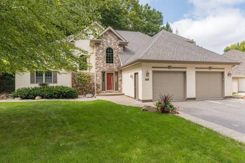 121 Bartholomew Ln, Mankato, MN 56001