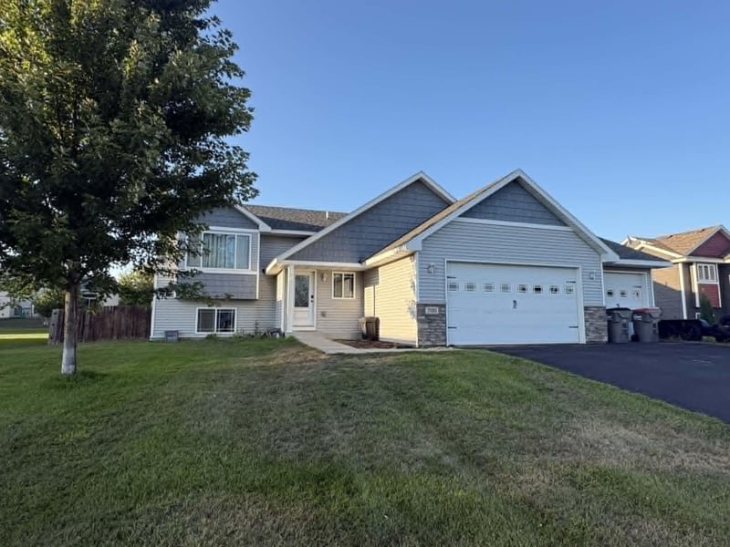 700 Greenwood St SW, Isanti, MN 55040