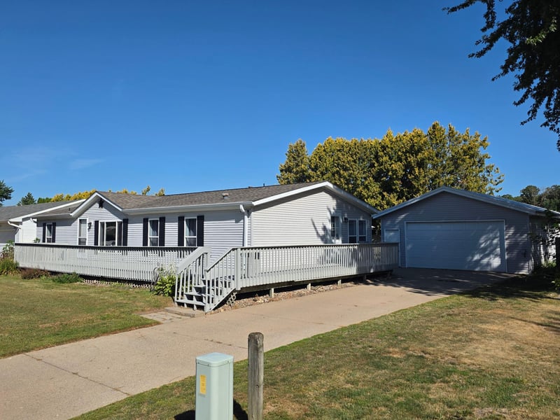 320 6th Ave NE, Plainview, MN 55964