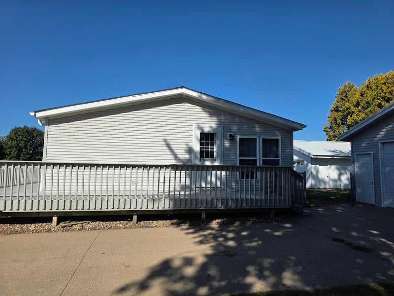 320 6th Ave NE, Plainview, MN 55964