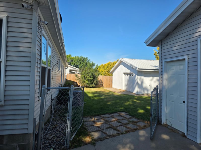 320 6th Ave NE, Plainview, MN 55964
