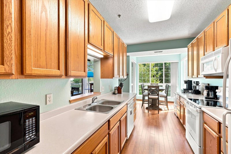 15001 Burnhaven Dr #207, Burnsville, MN 55306