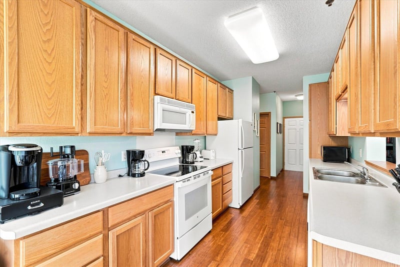 15001 Burnhaven Dr #207, Burnsville, MN 55306