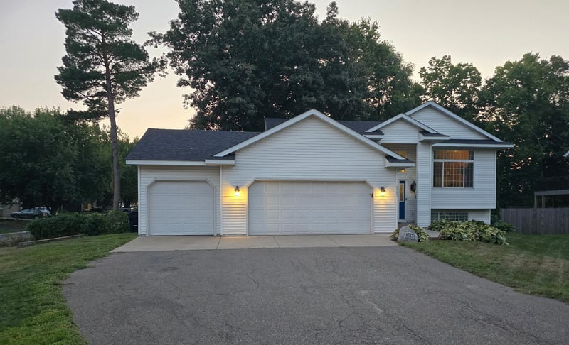 9595 River Forest Dr, Monticello, MN 55362