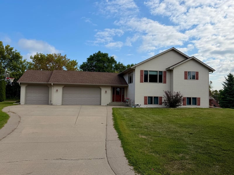 105 Cedar Ct, Maple Lake, MN 55358