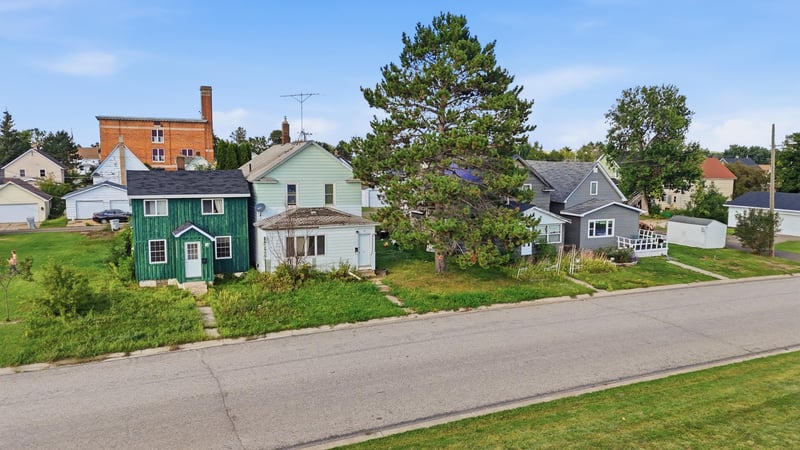 20 6th St SW, Chisholm, MN 55719