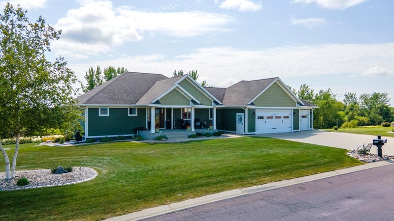 864 Goves Way, Madelia, MN 56062