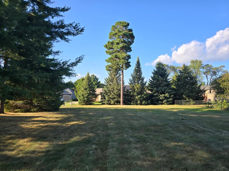 560 Fisher Cir, Vadnais Heights, MN 55127