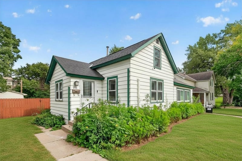 115 S Cedar St, Chaska, MN 55318