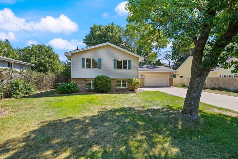 11377 Lily St NW, Coon Rapids, MN 55433