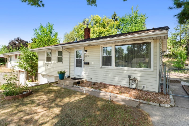 1523 Old Hudson Rd, Saint Paul, MN 55106