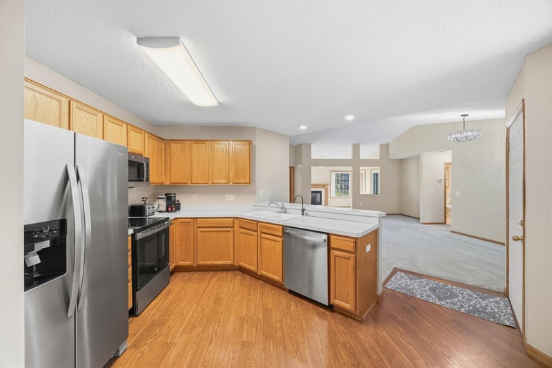 817 Greensview Ct NW, Hutchinson, MN 55350