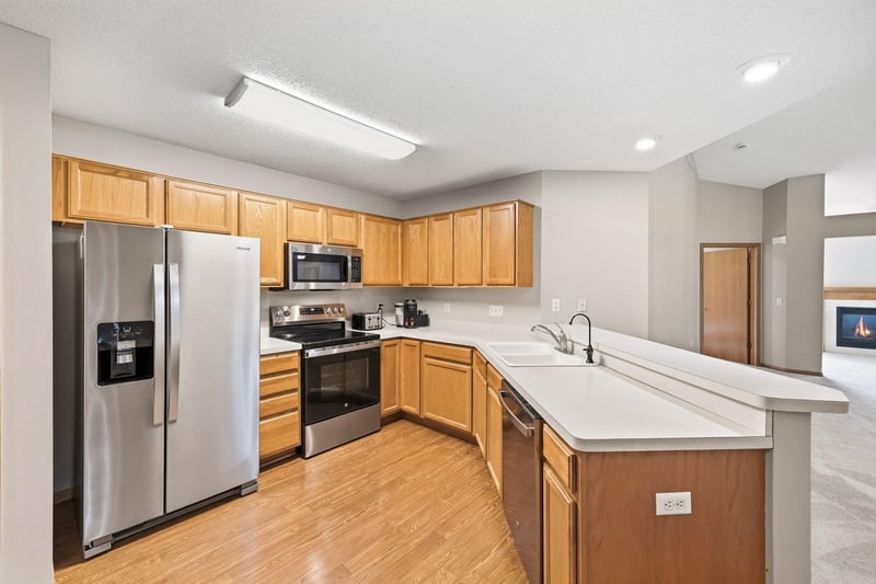 817 Greensview Ct NW, Hutchinson, MN 55350