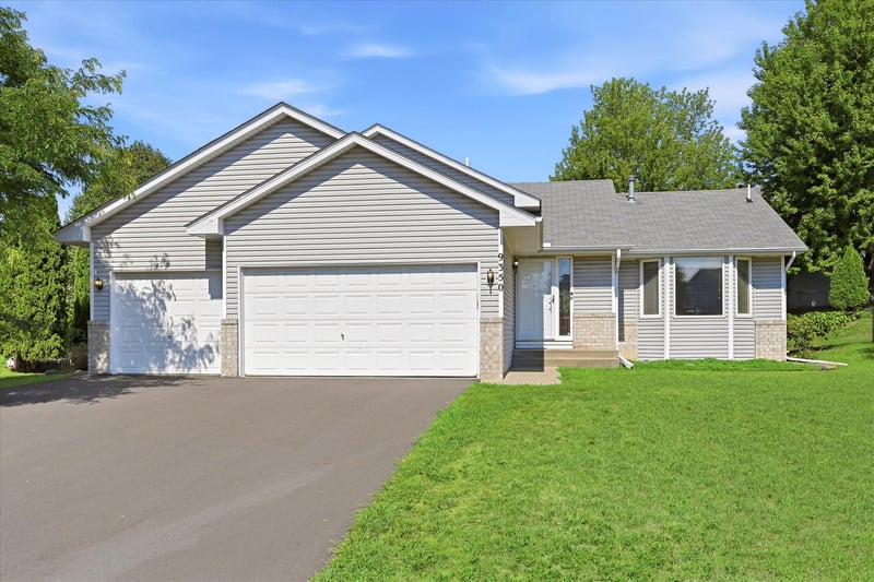 9350 Parkside Dr, Woodbury, MN 55125