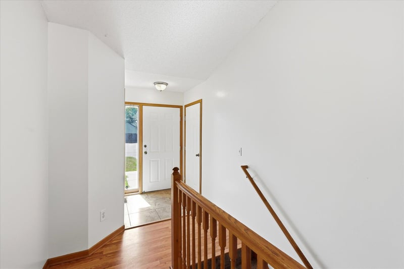 9350 Parkside Dr, Woodbury, MN 55125