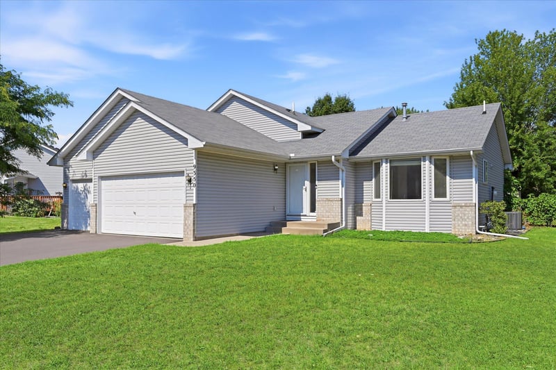 9350 Parkside Dr, Woodbury, MN 55125