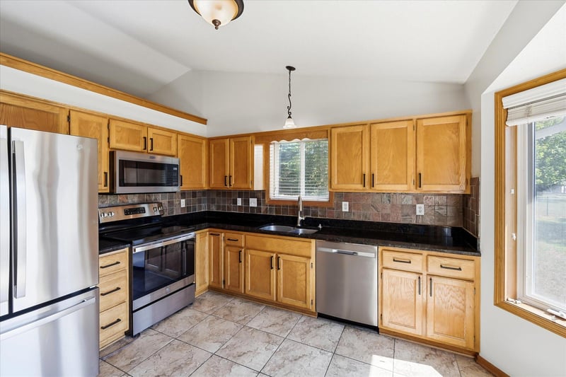 9350 Parkside Dr, Woodbury, MN 55125