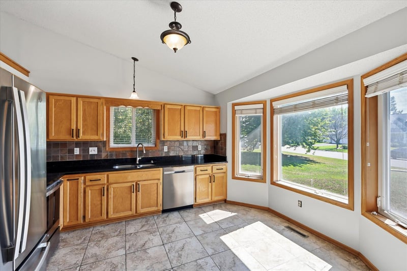 9350 Parkside Dr, Woodbury, MN 55125