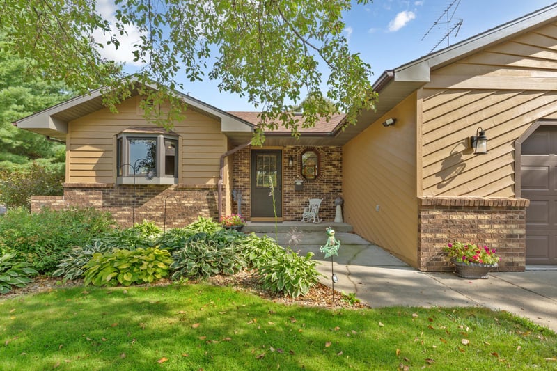 1612 Trailwood Ln SW, Faribault, MN 55021