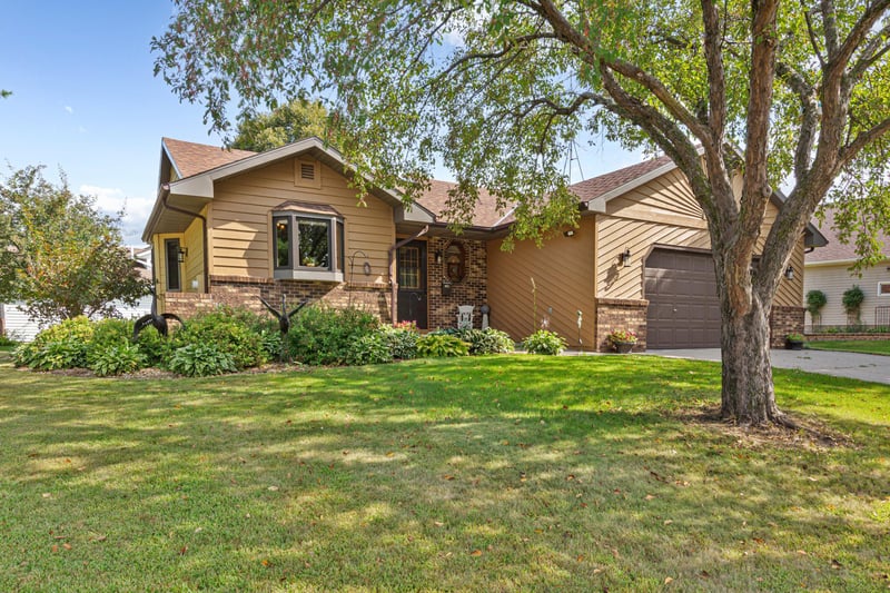 1612 Trailwood Ln SW, Faribault, MN 55021