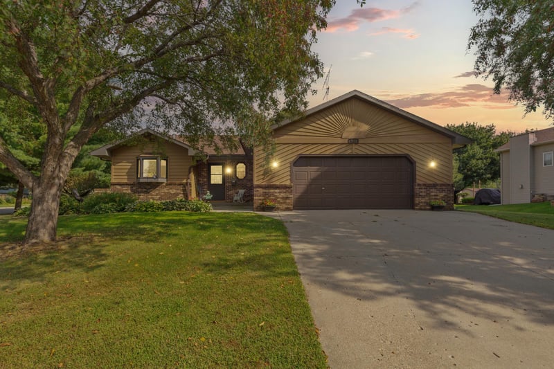 1612 Trailwood Ln SW, Faribault, MN 55021