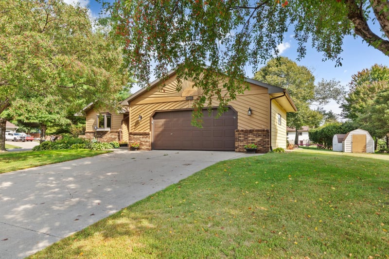 1612 Trailwood Ln SW, Faribault, MN 55021