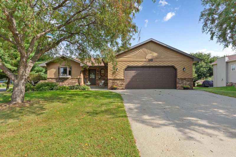 1612 Trailwood Ln SW, Faribault, MN 55021