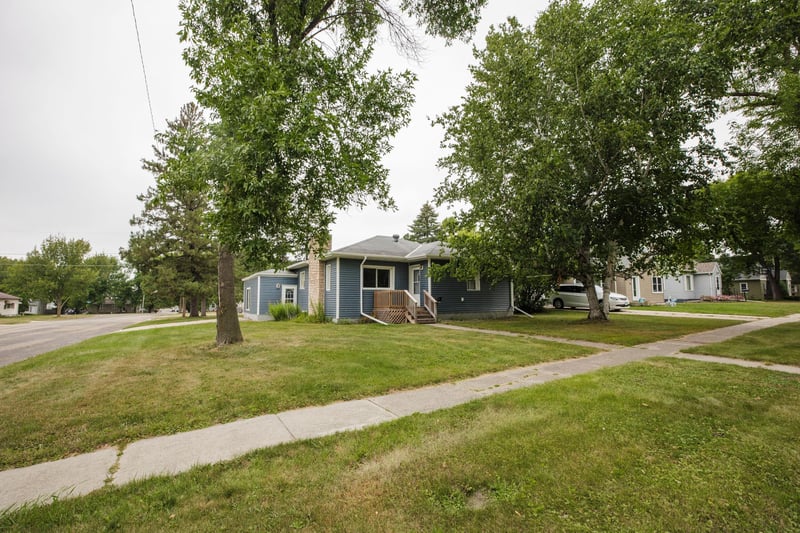 22 S California Ave, Morris, MN 56267