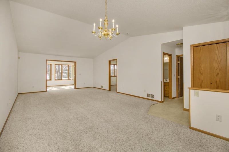 2224 Pinewood Dr, Shakopee, MN 55379