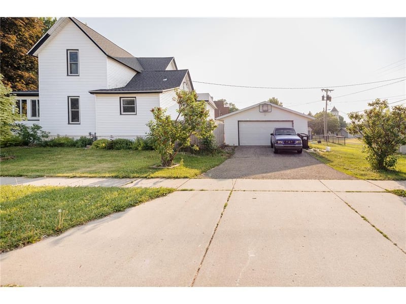 300 Irvin St, West Concord, MN 55985