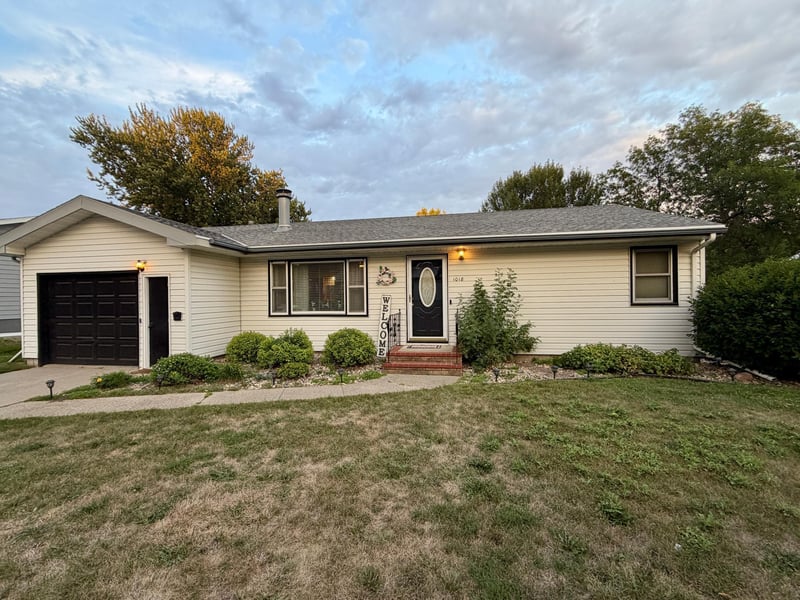 1018 N Elm St, Luverne, MN 56156