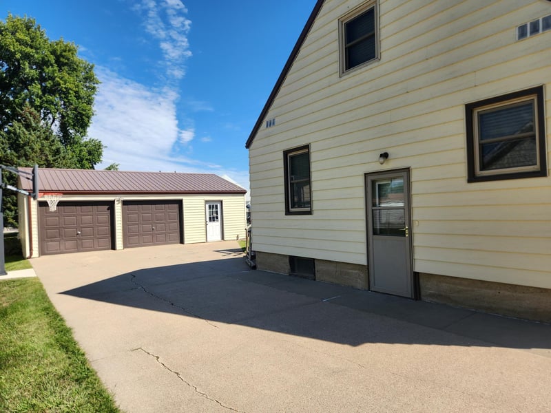 821 3rd St SE, Pipestone, MN 56164