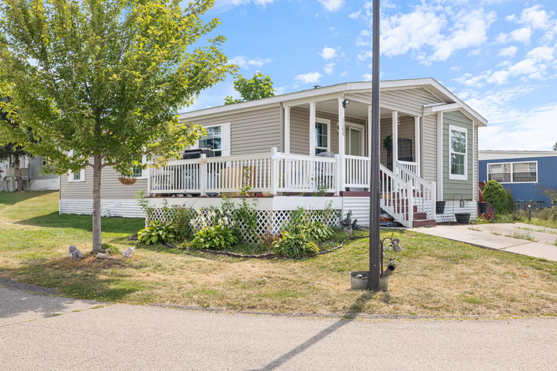 1360 Rolling Hills Dr, Maplewood, MN 55119