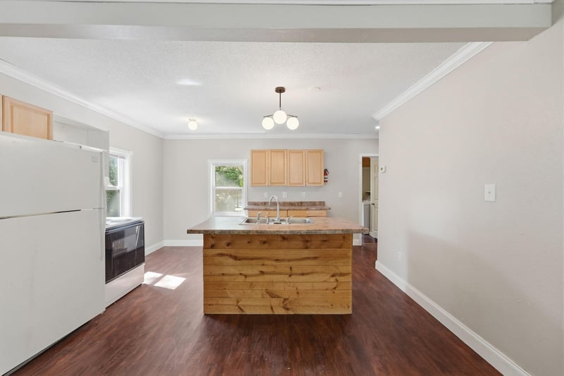 225 Cedar St NE, New London, MN 56273