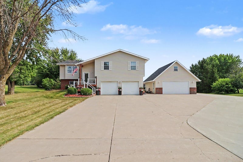 781 Hillside Ave SW, New Prague, MN 56071