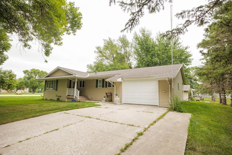 500 2nd St E, Chokio, MN 56221