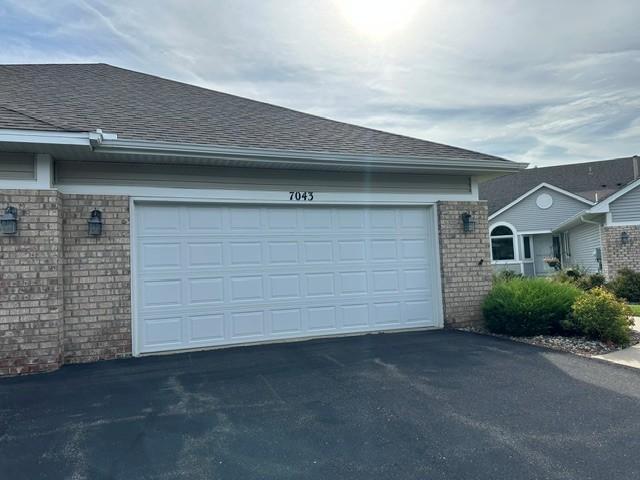 7043 Oak Pointe Curve, Bloomington, MN 55438