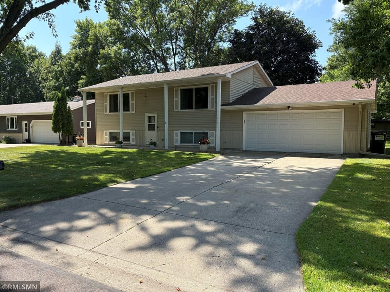 1413 Elm Ave N, Glencoe, MN 55336