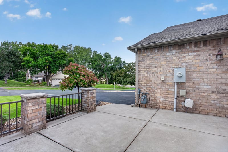 3781 Burgundy Dr, Eagan, MN 55122