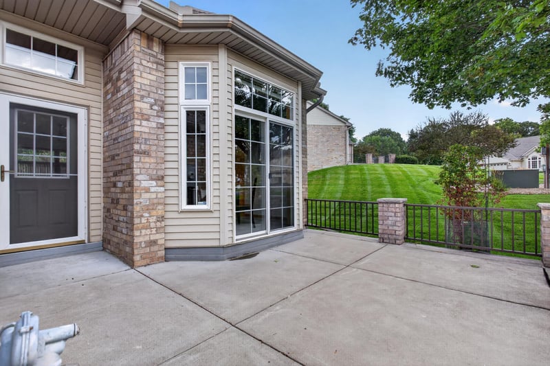 3781 Burgundy Dr, Eagan, MN 55122