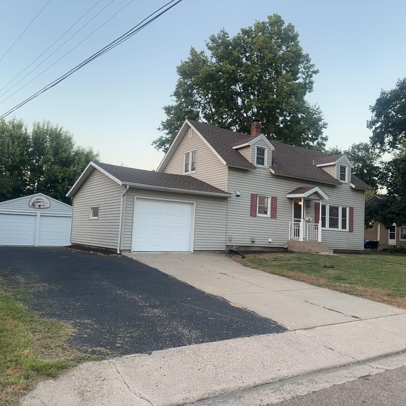 24 W 3rd St, Waconia, MN 55387