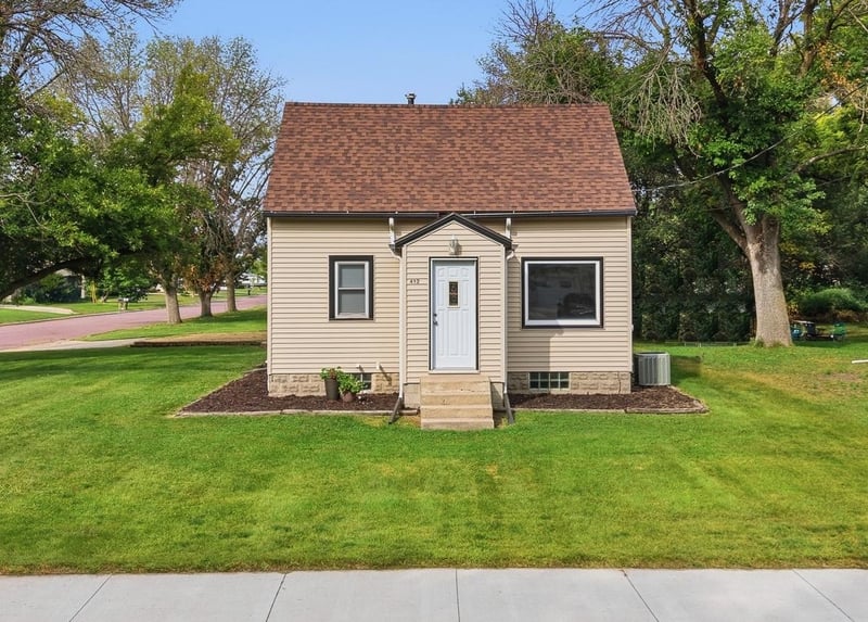 412 S Central Ave, Mapleton, MN 56065